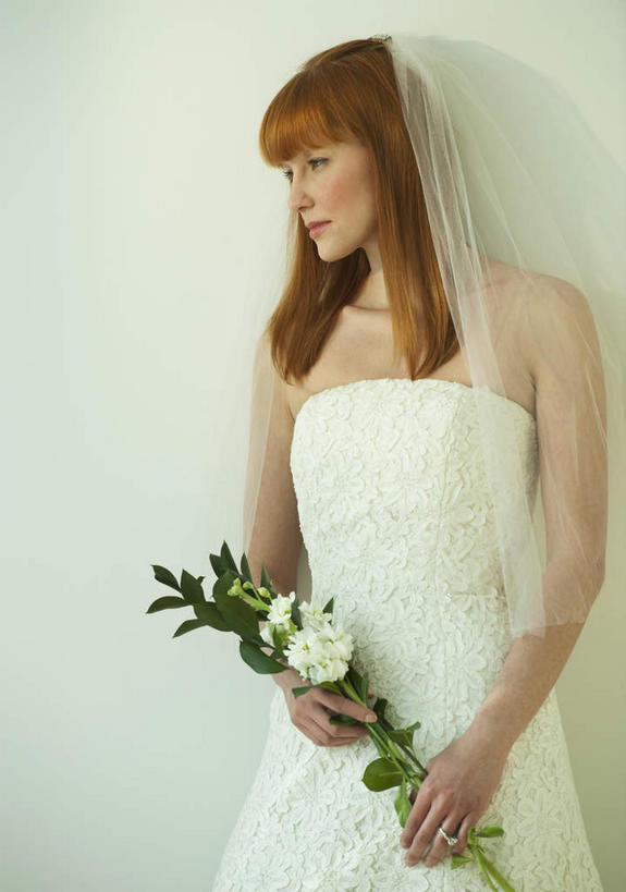 西方人,一个人,新娘,站,竖图,室内,白天,正面,婚纱,婚礼,快乐,欧洲,欧洲人,仅一个年轻女性,仅一个女性,仅一个人,许多,握,头纱,庆祝,盛开,结婚,拿,花蕾,拿着,注视,花,花瓣,花朵,鲜花,黄色,白色,花苞,花蕊,观察,看,靠,靠着,站着,喜庆,握着,观看,纪念,察看,关注,年轻女性,女人,女性,白种人,长发,直发,站立,半身,彩图,婚礼服,礼服,高兴,婚礼头纱