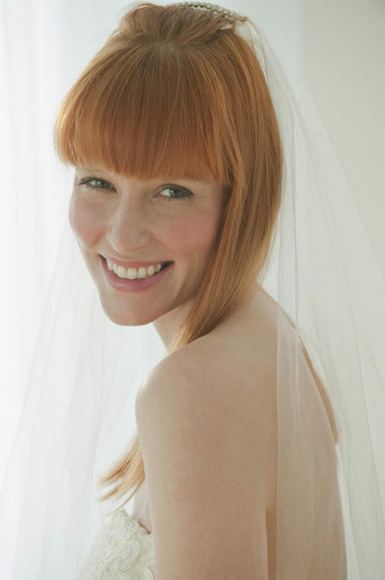 西方人,一个人,新娘,站,笑,微笑,露齿笑,竖图,室内,白天,侧面,婚纱,婚礼,快乐,欧洲,欧洲人,仅一个年轻女性,仅一个女性,仅一个人,头纱,庆祝,结婚,扭头,注视,黄色,白色,观察,看,站着,转头,喜庆,观看,纪念,察看,关注,年轻女性,女人,女性,白种人,长发,直发,站立,半身,彩图,婚礼服,礼服,高兴,婚礼头纱