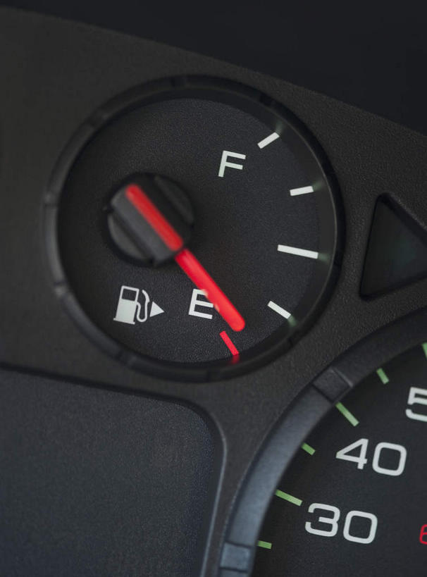 无人,竖图,俯视,室内,特写,白天,英文,标志,数字,文字,字符,字母,指针,标识,红色,黑色,运输,摄影,阿拉伯数字,影棚,能源,英文字母,燃料,资源,能量,仪表盘,汽油,量表,燃油,彩图,高角度拍摄,影棚拍摄,拍摄