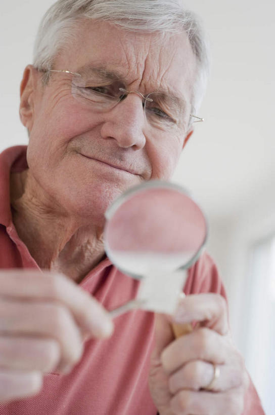 西方人,一个人,客厅,坐,笑,微笑,竖图,室内,白天,仰视,衬衫,仪器,地板,沙发,欧洲,欧洲人,仅一个男性,仅一个人,仅一个中年男性,握,检查,朦胧,模糊,反射,分析,科学,放大镜,地面,拿,拿着,注视,木地板,白色,观察,看,橙色,清晰,探索,握着,放大,观看,仔细,透镜,察看,册子,起居室,凸透镜,聚焦,关注,邮票,布艺沙发,光学,清楚,客堂,男人,男性,中年男性,白种人,坐着,半身,彩图,低角度拍摄,衬衣,集邮册,短发