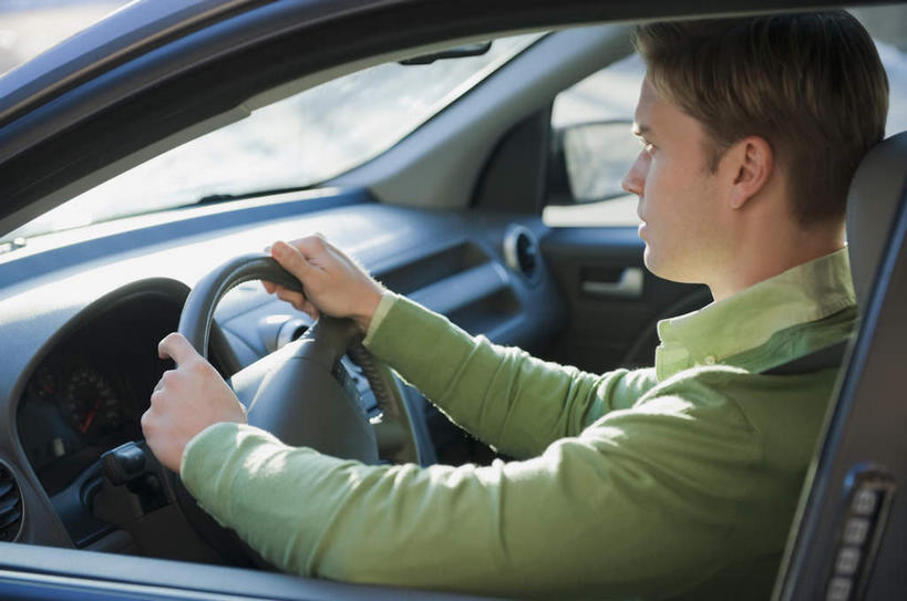 西方人,一个人,商务人士,商务男性,坐,横图,室外,白天,侧面,衬衫,机器,仪器,汽车,欧洲,欧洲人,仅一个男性,仅一个人,仅一个中年男性,阴影,套装,光线,影子,注视,设备,车,绿色,阳光,方向盘,交通工具,轿车,观察,驾驶,看,行驶,观看,控制,察看,关注,载具,商务装,工薪阶层,驾驶座,男人,男性,中年男性,白种人,白领,上班族,坐着,半身,彩图,衬衣