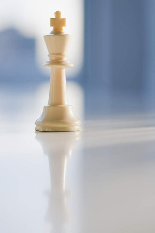 无人,竖图,室内,特写,白天,正面,游戏,快乐,比赛,竞争,静物,阴影,朦胧,模糊,反射,影子,玩,娱乐,一个,象棋,休闲,棋子,棋盘,国际象棋,益智,单个,活动,国王,发泄,消遣,智力,宣泄,玩耍,嬉戏,彩图,后,王