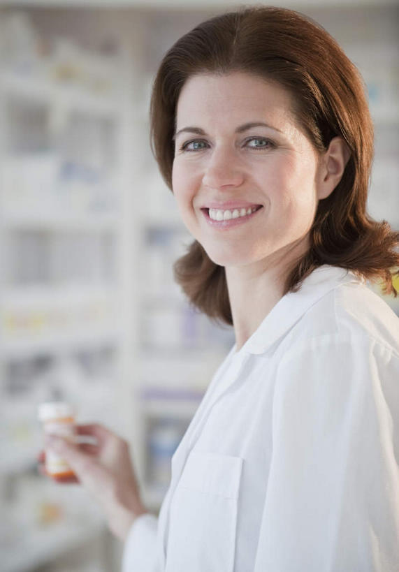 西方人,一个人,药剂师,商店,站,笑,微笑,露齿笑,竖图,室内,白天,侧面,工作服,制服,安全,欧洲,欧洲人,仅一个女性,仅一个人,握,朦胧,模糊,药剂,防护,拿,拿着,扭头,商铺,货架,架子,药品,药店,站着,转头,仅一个中年女性,治疗,握着,保护,药物,医疗,保险,预防,陈列架,超市货架,市肆,商号,工作制服,平安,女人,女性,中年女性,白种人,配药师,站立,半身,彩图,工作套服,店铺