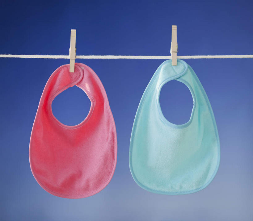 无人,横图,室外,特写,白天,正面,吊挂,悬挂,阴影,光线,木制,影子,挂,围兜,两个,粉色,蓝色,蓝天,天空,阳光,餐巾,夹子,晾衣绳,木制品,绳子,天,晴朗,衣夹,万里无云,口水巾,食饭兜,婴儿围脖,婴儿围兜,晴空,晴空万里,彩图