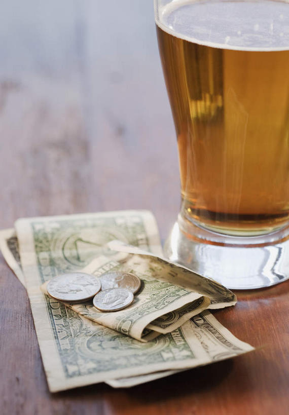 啤酒,无人,竖图,俯视,室内,特写,白天,钱,美元,桌面,桌子,杯子,阴影,朦胧,模糊,反射,木制,钱币,影子,酒类,一杯,美金,玻璃制品,酒,饮料,酒杯,木制品,啤酒杯,钞票,金融,纸币,经济,美圆,小费,流通,纸钞,贸易,货币,现金,硬币,玻璃杯,彩图,高角度拍摄