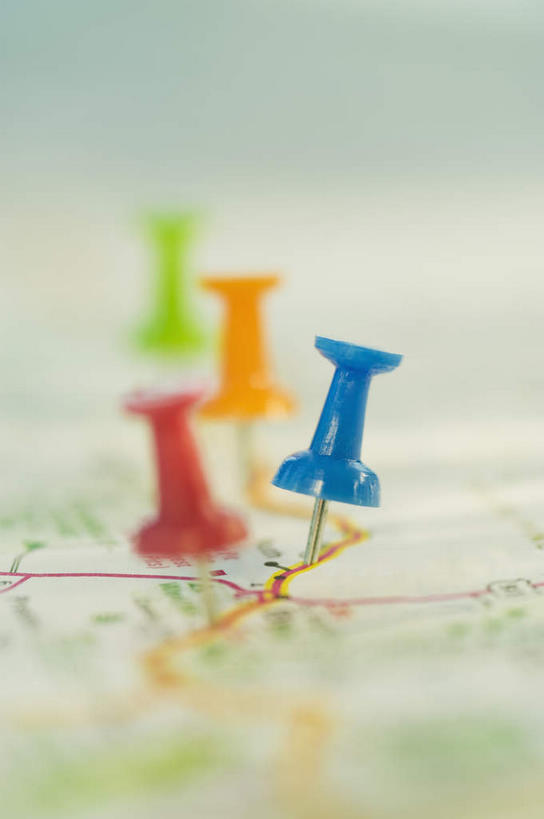 无人,竖图,俯视,室内,特写,白天,生活用品,道路,静物,地图,一张,阴影,朦胧,模糊,反射,信息,影子,办公用品,交通,方向,文具,红色,蓝色,绿色,学习用品,日用品,橙色,图钉,引导,指引,文具用品,彩图,高角度拍摄,导航