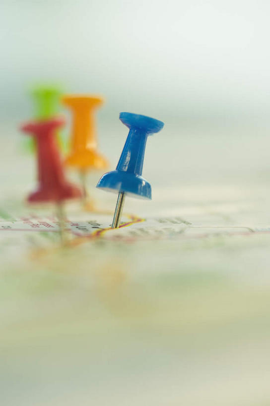 无人,竖图,俯视,室内,特写,白天,生活用品,道路,静物,地图,一张,阴影,朦胧,模糊,反射,信息,影子,办公用品,交通,方向,文具,红色,蓝色,绿色,学习用品,日用品,橙色,图钉,引导,指引,文具用品,彩图,高角度拍摄,导航