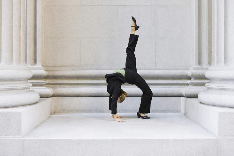 西方人,一个人,商务人士,商务女性,横图,室外,白天,侧面,跳舞,芭蕾,建筑,欧洲,欧洲人,仅一个年轻女性,仅一个女性,仅一个人,阴影,套装,反射,影子,柱子,墙,地面,墙壁,墙面,张开双腿,支撑,下腰,商务装,舞姿,修建,工薪阶层,修筑,展开双腿,芭蕾舞,年轻女性,女人,女性,白种人,白领,上班族,彩图,全身,舞蹈,伸展双腿