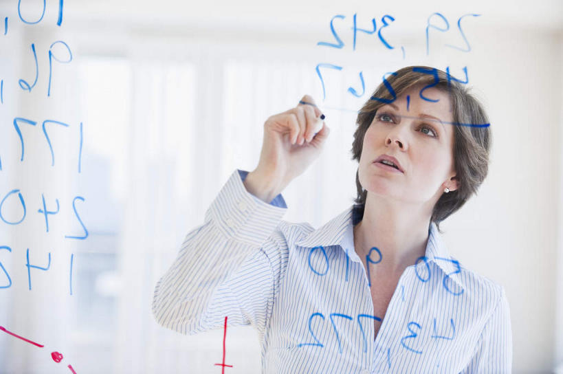 西方人,一个人,商务人士,商务女性,站,横图,室内,白天,正面,窗户,玻璃,欧洲,欧洲人,仅一个女性,仅一个人,握,写字,套装,笔,墙,办公用品,拿,拿着,注视,玻璃窗,墙壁,墙面,玻璃制品,文具,蓝色,记号笔,学习用品,观察,看,站着,仅一个中年女性,握着,观看,马克笔,麦克笔,文具用品,察看,书写,关注,商务装,工薪阶层,女人,女性,中年女性,白种人,白领,上班族,站立,半身,彩图