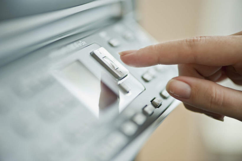 西方人,手,一个人,办公室,站,横图,室内,特写,白天,侧面,欧洲,欧洲人,仅一个女性,仅一个人,朦胧,模糊,工作,屏幕,办公用品,按钮,按,站着,仅一个中年女性,手部,复印机,单手,扫描,办公设备,复印,按键,女人,女性,中年女性,白种人,站立,半身,彩图,打印