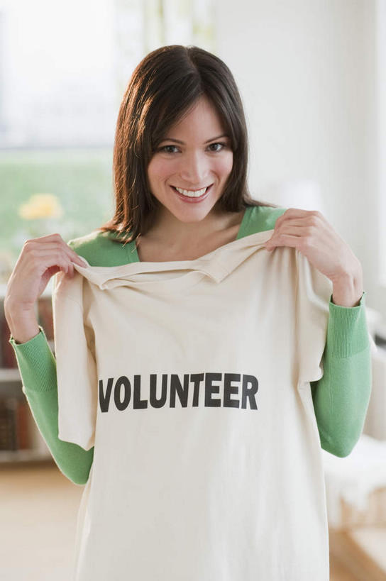 西方人,一个人,客厅,站,笑,微笑,露齿笑,竖图,室内,白天,正面,裙子,沙发,欧洲,欧洲人,仅一个女性,仅一个人,握,连衣裙,棕色,拿,拿着,注视,腰带,绿色,白色,灰色,观察,看,试穿,站着,仅一个中年女性,比划,握着,观看,皮带,察看,起居室,关注,布艺沙发,配饰,裤带,客堂,女人,女性,中年女性,白种人,长发,直发,站立,半身,彩图