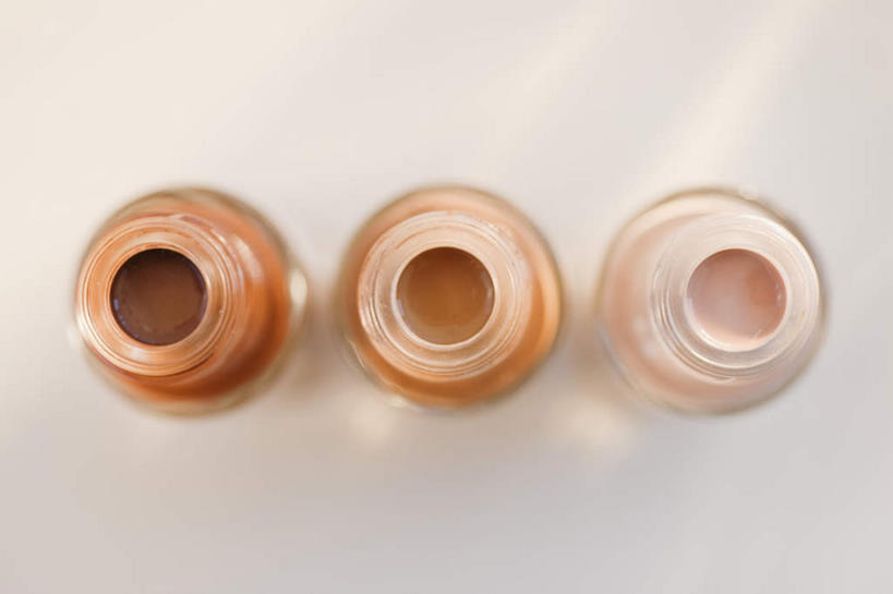 无人,横图,俯视,室内,特写,白天,桌面,桌子,静物,一排,阴影,整齐,反射,罐子,影子,玻璃制品,排列,三个,玻璃瓶,化妆品,瓶子,粉底液,摄影,影棚,粉底,修饰,护肤品,化妆用品,队列,护肤用品,遮盖,吸脂,彩图,高角度拍摄,影棚拍摄,拍摄,防晒