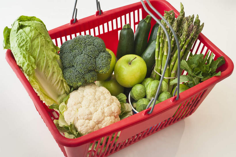 无人,横图,俯视,室内,特写,白天,苹果,芦笋,蔬菜,水果,一堆,许多,堆叠,堆积,新鲜,篮子,大白菜,花菜,花椰菜,西兰花,生食,食品,果实,西葫芦,购物篮,蔬果,白菜,食物,一个,红色,绿色,白瓜,有机食品,绿色食品,单个,堆,椰菜花,便利,存放,载具,快捷,酸橙,茭瓜,方便,代代,胶菜,镳菜,寄存,寄放,暂存,甘蓝花,购物提篮,购物筐,橙子,橙,猪尾巴,药鸡豆子,石刁柏,蚂蚁杆,龙须菜,狼尾巴根,彩图,高角度拍摄