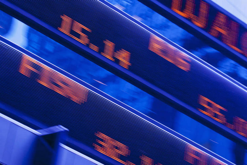 无人,广场,横图,室外,白天,仰视,股票,显示器,城市,纽约,美国,一排,许多,朦胧,模糊,整齐,标志,屏幕,数字,文字,字符,曼哈顿,标识,显示屏,排列,红色,蓝色,金融,阿拉伯数字,经济,时代广场,北美,北美洲,交易,队列,美洲,贸易,输出设备,纽约州,帝国之州,帝国州,时报广场,纽约时报广场,北亚美利加洲,亚美利加洲,彩图,低角度拍摄,证券,曼哈顿岛