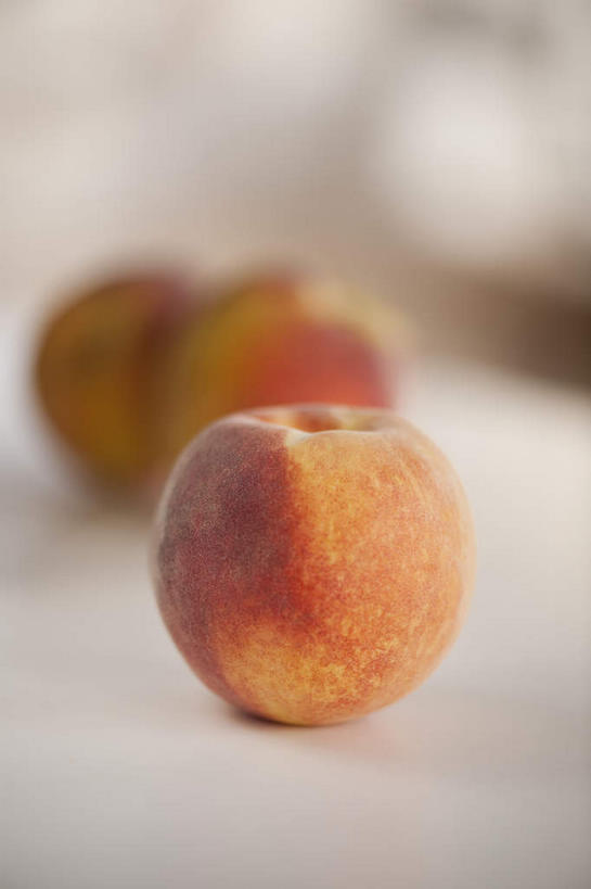 无人,竖图,室内,特写,白天,正面,餐桌,桌面,桌子,桃子,水果,朦胧,模糊,新鲜,生食,食品,果实,食物,三个,有机食品,绿色食品,餐台,摆放,肺果,彩图