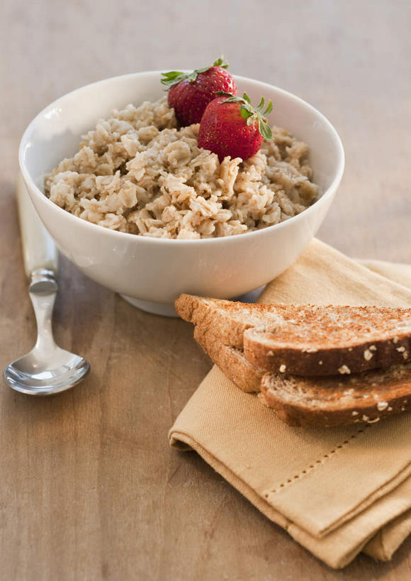 无人,竖图,俯视,室内,特写,白天,早餐,桌面,桌子,草莓,浆果,水果,一把,一堆,许多,阴影,堆叠,堆积,新鲜,反射,木制,布料,影子,勺子,陶瓷,谷物,生食,食品,果实,陶瓷制品,布纹,美食,饮食,桌布,食物,红色,白色,餐巾,木制品,容器,调羹,台布,汤匙,碗,保健,摄影,有机食品,绿色食品,影棚,储藏,堆,麦片,储存,燕麦片,洋莓,水果皇后,红莓,地莓,彩图,高角度拍摄,影棚拍摄,拍摄,贮存