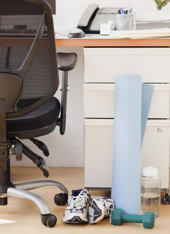 无人,办公室,竖图,室内,特写,白天,正面,运动鞋,家具,桌子,哑铃,鞋子,椅子,阴影,反射,毯子,影子,办公桌,墙,运动器械,墙壁,墙面,会议椅,瑜伽垫,垫子,健身器械,休闲鞋,办公椅,健身器材,瑜伽毯,办公家具,商务椅,培训椅,彩图,运动器材