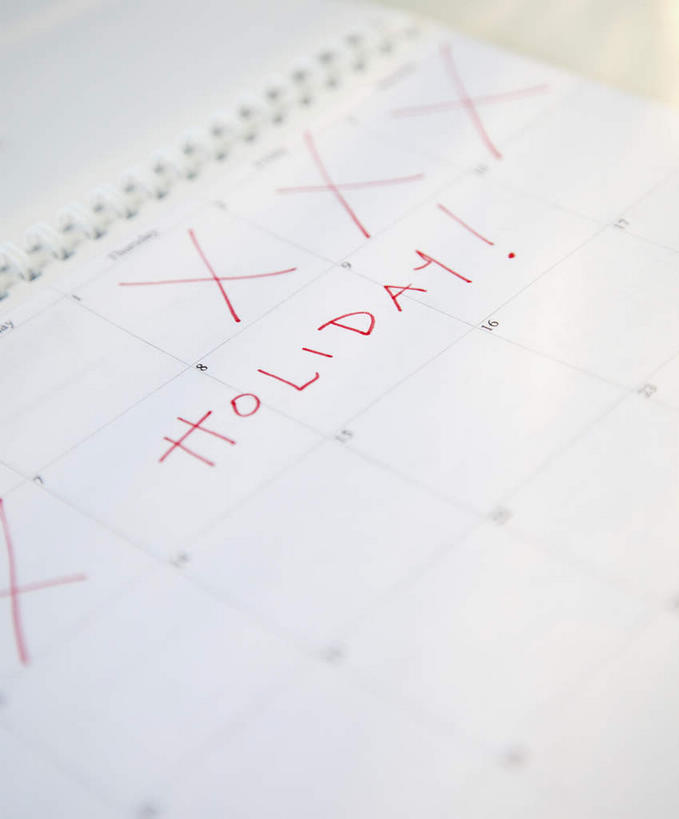 无人,竖图,俯视,室内,特写,白天,静物,阴影,朦胧,模糊,时间,反射,英文,标志,文字,影子,字符,字母,计时,标识,记录,摄影,影棚,英文字母,日期,挂历,记载,记实,纪录,日历,彩图,高角度拍摄,影棚拍摄,拍摄