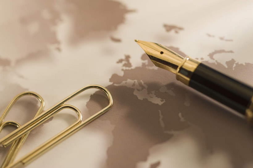 无人,横图,室内,特写,白天,正面,海洋,静物,地图,金属制品,阴影,朦胧,模糊,反射,金属,笔,影子,世界地图,陆地,办公用品,钢笔,回形针,文具,学习用品,国家,文具用品,一支,大陆,世界,大洋洲,版图,曲别针,彩图