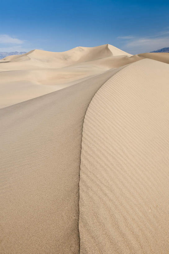 无人,公园,竖图,室外,白天,正面,旅游,度假,美景,沙漠,美国,阴影,光线,影子,景观,云,云朵,云彩,娱乐,蓝色,白云,蓝天,天空,阳光,自然,天,享受,休闲,景色,放松,晴朗,北美,北美洲,国家公园,加利福尼亚,自然风光,美洲,加州,死亡谷国家公园,加利福尼亚州,金州,黄金州,北亚美利加洲,亚美利加洲,死谷,大漠,砂漠,晴空,彩图