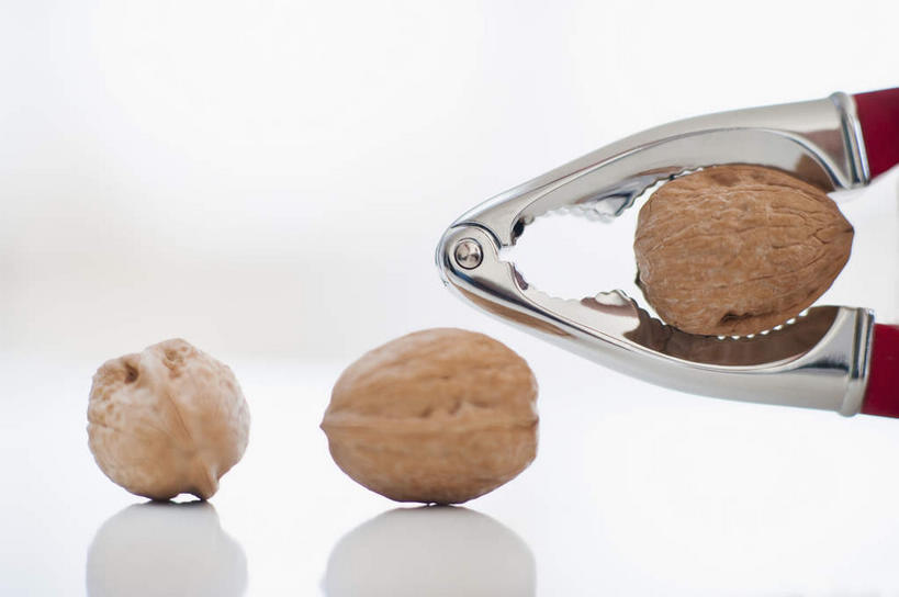 无人,横图,室内,特写,白天,白色背景,正面,阴影,朦胧,模糊,反射,工具,钳子,影子,核桃,坚果,果实,三个,一个,干果,摄影,影棚,单个,五金,胡桃,核桃钳,胡桃钳,羌桃,胡桃夹,彩图,影棚拍摄,拍摄