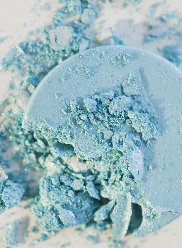 无人,竖图,俯视,室内,特写,白天,白色背景,静物,阴影,透明,反射,影子,破坏,破损,蓝色,眼影,摄影,影棚,损坏,理智,沉静,冷色,高深,冷淡,彩图,高角度拍摄,影棚拍摄,拍摄