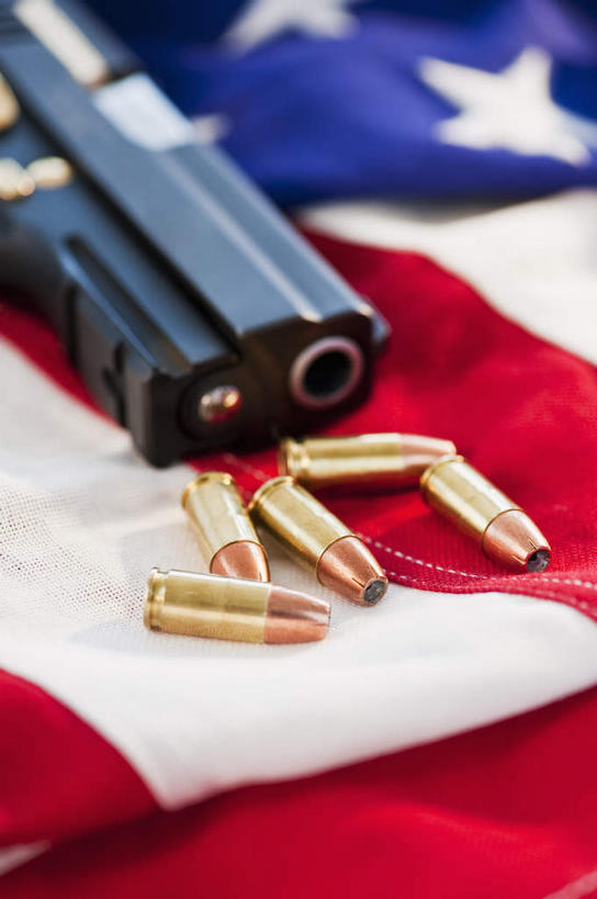 无人,竖图,俯视,室内,特写,白天,竞争,静物,旗帜,国旗,对抗,阴影,朦胧,模糊,冲突,反射,枪支,影子,星星,破坏,星条旗,星形,武器,战争,美国国旗,摄影,手枪,影棚,子弹,损坏,攻击,威胁,对立,矛盾,兵器,防御,枪械,枪弹,五角形,弹夹,敌对,挫败,斗争,抗拒,抗衡,杀伤,威慑,子弹夹,危险,旗,五角星,彩图,高角度拍摄,影棚拍摄,拍摄,美利坚合众国国旗