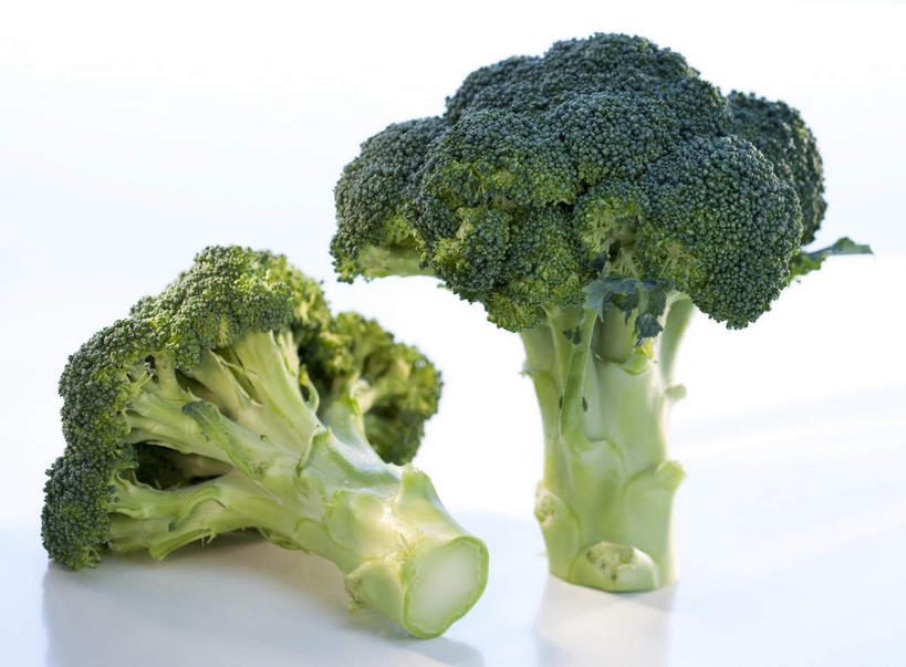 无人,横图,室内,特写,白天,白色背景,正面,蔬菜,阴影,新鲜,反射,影子,花菜,花椰菜,西兰花,食品,食物,两个,绿色,摄影,有机食品,绿色食品,影棚,椰菜花,甘蓝花,彩图,影棚拍摄,拍摄