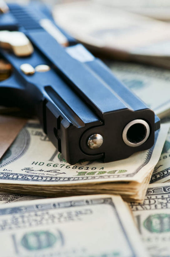 无人,竖图,俯视,室内,特写,白天,竞争,钱,美元,静物,一把,一堆,许多,对抗,阴影,堆叠,堆积,朦胧,模糊,冲突,反射,钱币,枪支,影子,美金,破坏,武器,战争,钞票,金融,纸币,摄影,手枪,影棚,经济,堆,损坏,攻击,威胁,对立,矛盾,兵器,美圆,防御,枪械,流通,纸钞,贸易,弹夹,敌对,挫败,斗争,抗拒,抗衡,杀伤,威慑,子弹夹,危险,货币,现金,彩图,高角度拍摄,影棚拍摄,拍摄