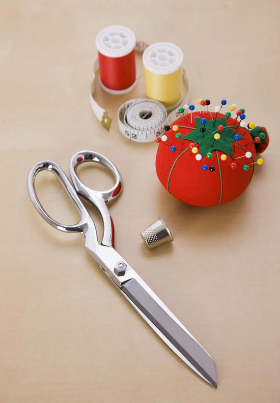 无人,竖图,俯视,室内,特写,白天,生活用品,静物,一把,修剪,阴影,反射,测量,工具,剪刀,皮尺,线,影子,刻度,办公用品,文具,尺,学习用品,日用品,保养,保健,摄影,影棚,测量工具,裁剪,文具用品,尺子,减肥,剪子,剪裁,切割,腰围尺,瘦身,线轴,量具,量仪,塑料卷尺,顶针,针包,针垫,彩图,高角度拍摄,影棚拍摄,拍摄,大头针