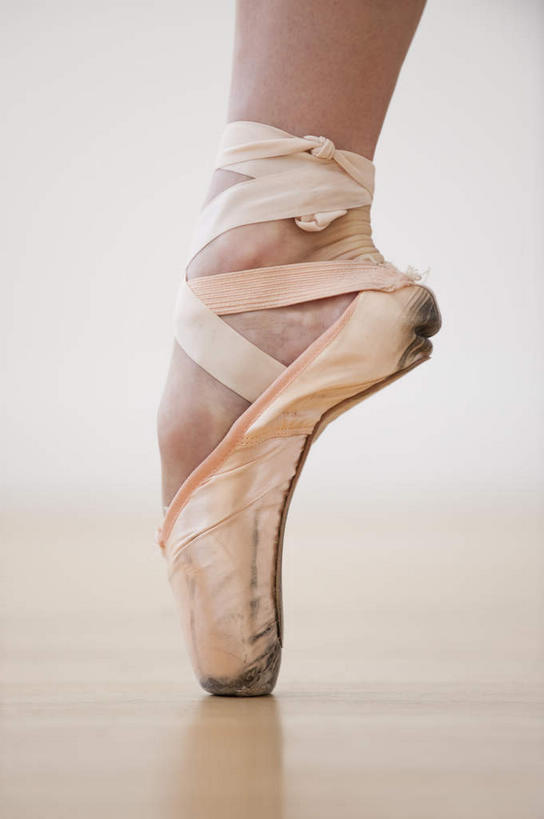 西方人,腿部,脚,脚后跟,脚背,踝,腿,一个人,跳舞者,健身房,竖图,室内,特写,白天,正面,跳舞,芭蕾,地板,鞋子,欧洲,欧洲人,仅一个女性,仅一个人,一双,阴影,反射,影子,墙,地面,木地板,墙壁,墙面,白色,仅一个中年女性,单腿,舞鞋,芭蕾舞鞋,舞姿,芭蕾鞋,舞蹈房,练功房,足尖鞋,芭蕾舞,女人,女性,中年女性,白种人,脚底,舞蹈家,舞蹈演员,舞者,半身,彩图,舞蹈,健身馆