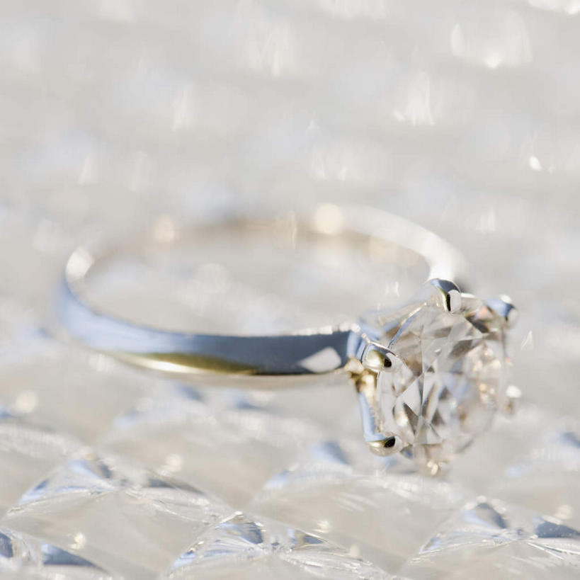 无人,方图,俯视,室内,特写,白天,爱情,奢侈,静物,珠宝,阴影,朦胧,模糊,反射,矿石,影子,浪漫,钻石,装饰品,一个,戒指,饰品,首饰,恩爱,单个,金刚石,昂贵,坚硬,信物,贵重,宝石,权利,坚定,信念,手饰,约定,宝贵,彩图,高角度拍摄