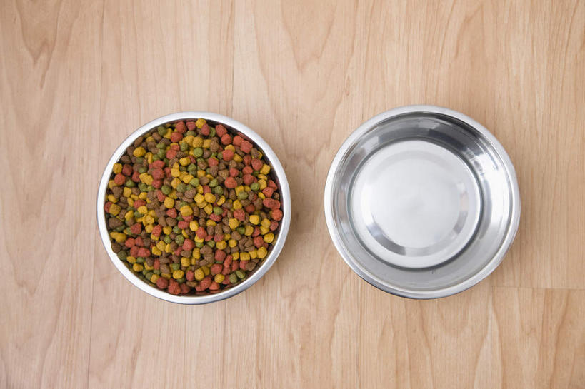 无人,横图,俯视,室内,特写,白天,桌面,桌子,金属制品,一堆,许多,阴影,堆叠,堆积,反射,金属,木制,影子,食品,很多,营养,食物,两个,木制品,容器,碗,储藏,堆,狗粮,储存,饲料,彩图,高角度拍摄,犬粮,贮存