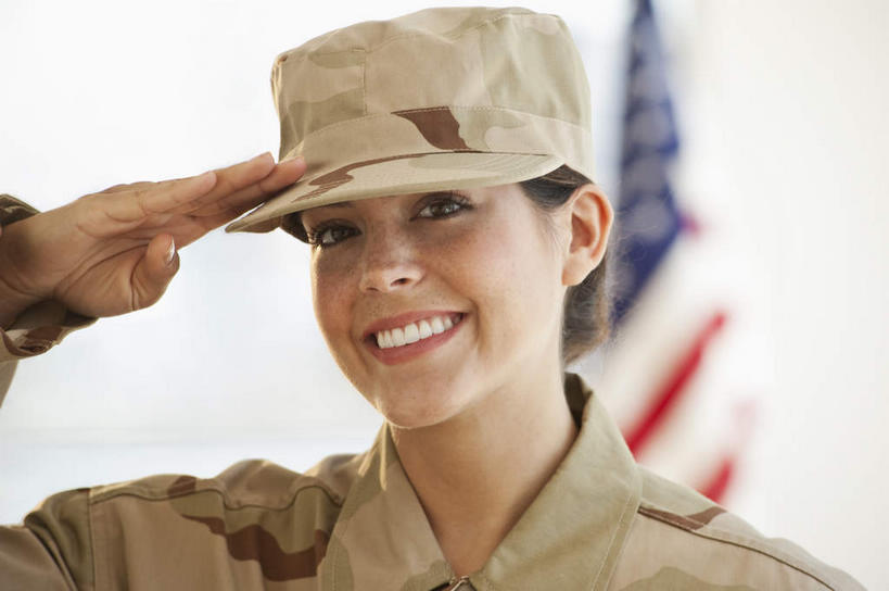 西方人,脸,头,脸颊,手,一个人,站,笑,微笑,露齿笑,横图,室外,特写,白天,正面,旗帜,国旗,帽子,欧洲,欧洲人,仅一个年轻女性,仅一个女性,仅一个人,士兵,朦胧,模糊,注视,肩膀,星条旗,观察,看,站着,手部,美国国旗,军帽,观看,单手,察看,敬礼,关注,迷彩服,军服,兵士,还礼,伪装服,野战服,作战服,年轻女性,女人,女性,白种人,头部,脸部,脸蛋,面部,旗,站立,半身,彩图,美利坚合众国国旗