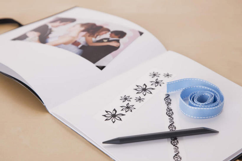 西方人,无人,四个人,家庭,夫妻,新娘,新郎,伙伴,朋友,站,抱,横图,俯视,室内,特写,白天,婚纱,衬衫,西装,爱情,婚礼,快乐,友谊,桌面,桌子,静物,欧洲,欧洲人,阴影,套装,正装,庆祝,装饰,反射,木制,笔,丝绸,丝带,影子,办公用品,缎带,领带,结婚,浪漫,职业装,水笔,相视,绸带,文具,本子,蝴蝶结,木制品,学习用品,站着,温暖,温馨,喜庆,一家人,面对面,恩爱,恋人,摄影,影棚,抱着,纪念,对视,华丽,修饰,文具用品,点缀,和睦,互视,搂着,相对,相看,衬托,美观,雅致,雅观,友情,男人,男性,年轻男性,年轻女性,女人,女性,白种人,年轻人,夫妇,情侣,怀抱,搂,搂抱,相抱,拥抱,站立,半身,彩图,高角度拍摄,影棚拍摄,衬衣,婚礼服,礼服,高兴,拍摄,剪贴本,剪贴簿,簿本,伴侣,融洽