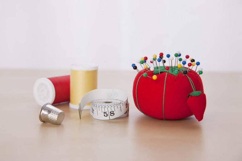 无人,横图,室内,特写,白天,正面,生活用品,桌面,桌子,静物,阴影,反射,测量,木制,皮尺,影子,刻度,办公用品,针,文具,尺,木制品,学习用品,日用品,保养,保健,缝纫,测量工具,文具用品,尺子,减肥,腰围尺,缝衣针,针线,瘦身,线轴,量具,量仪,塑料卷尺,针包,针垫,彩图,大头针