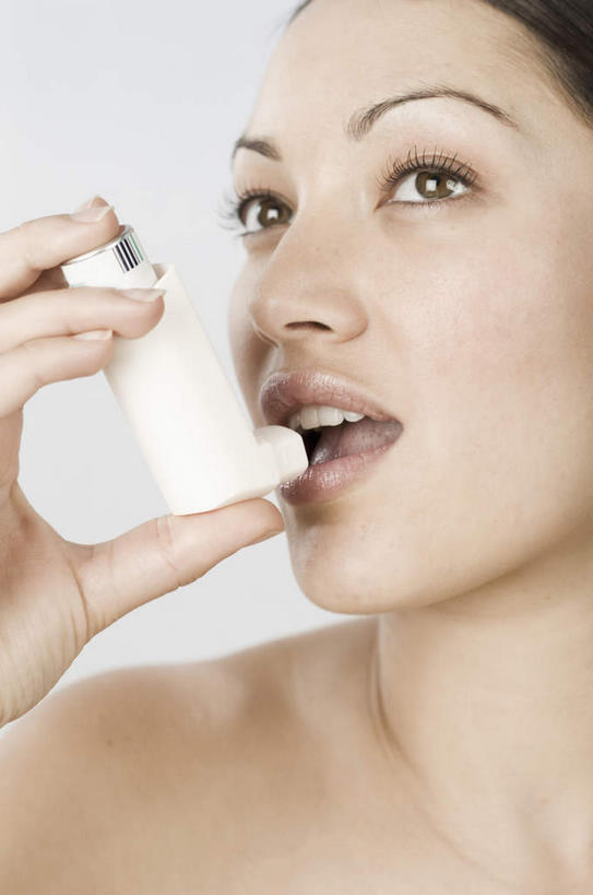 西方人,脸,头,脸颊,手,一个人,竖图,室内,特写,白天,白色背景,正面,欧洲,欧洲人,仅一个年轻女性,仅一个女性,仅一个人,握,拿,拿着,注视,一个,白色,观察,看,张嘴,手部,握着,摄影,影棚,单个,观看,单手,察看,医疗设备,疾病,关注,医疗器械,张大嘴巴,哮喘病,支气管哮喘,呼吸道疾病,哮踹,雾化吸入器,吸入器,年轻女性,女人,女性,白种人,头部,脸部,脸蛋,面部,张开嘴,半身,彩图,影棚拍摄,拍摄