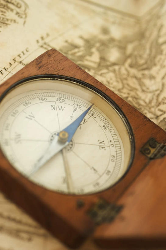 无人,竖图,俯视,室内,特写,白天,仪器,科技,海底,道路,静物,地图,科学,信息,交通,方向,历史,文化,一个,祈祷,指示,许愿,宗教,地理,信仰,单个,引导,指引,罗盘,祈求,吉祥,科学技术,指向,风水,司南,阴阳,发明,天池,吉凶,吉利,晦气,不祥,倒霉,霉运,恶兆,凶险,顶针,玻璃盖,磁针,海底线,罗经,罗盘针,内盘,日圭,基准,外盘,园柱形外盒,平安,彩图,高角度拍摄,导航,地质