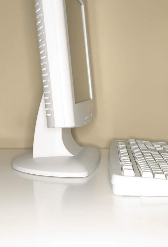 无人,竖图,室内,特写,白天,正面,电脑,显示器,鼠标,键盘,桌面,桌子,静物,网络,木制,输入设备,通讯设备,木制品,台式电脑,摄影,影棚,通信设备,输出设备,彩图,影棚拍摄,拍摄