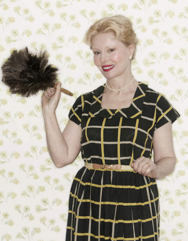 西方人,一个人,站,笑,微笑,露齿笑,竖图,室内,白天,正面,裙子,壁纸,欧洲,欧洲人,仅一个女性,仅一个人,握,连衣裙,装饰,工具,墙,拿,拿着,注视,墙壁,墙面,观察,看,清洁,站着,仅一个中年女性,握着,观看,华丽,修饰,点缀,鸡毛掸子,察看,卫生,除尘,关注,保洁,鸡毛掸,衬托,美观,雅致,雅观,女人,女性,中年女性,白种人,墙纸,站立,半身,彩图