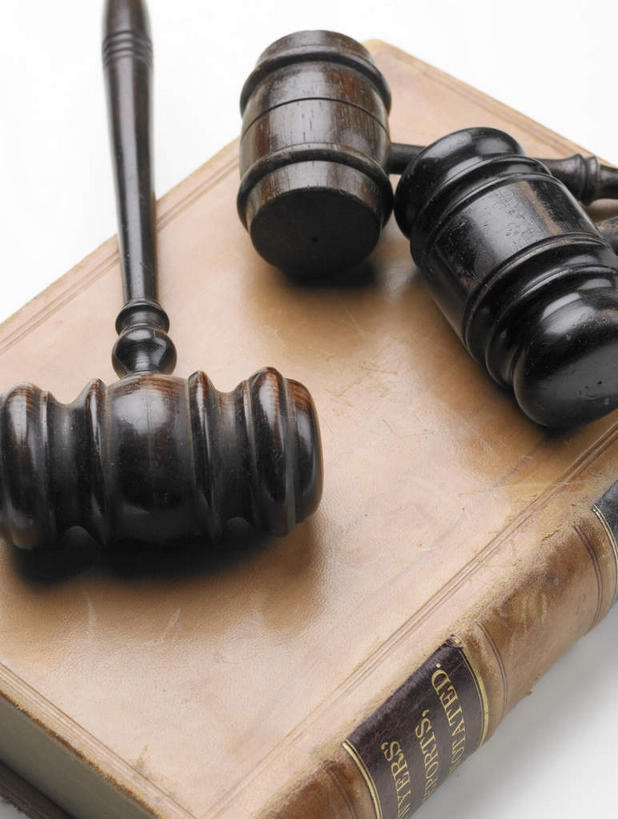 无人,竖图,俯视,室内,特写,白天,白色背景,看书,阅读,静物,书籍,一本,学习,阴影,反射,木制,影子,三个,木制品,书本,看,拍卖槌,拍卖锤,读书,浏览,摄影,影棚,法槌,法锤,法令,公法,功令,国法,司法,王法,执法,书,图书,彩图,高角度拍摄,影棚拍摄,拍摄,法律