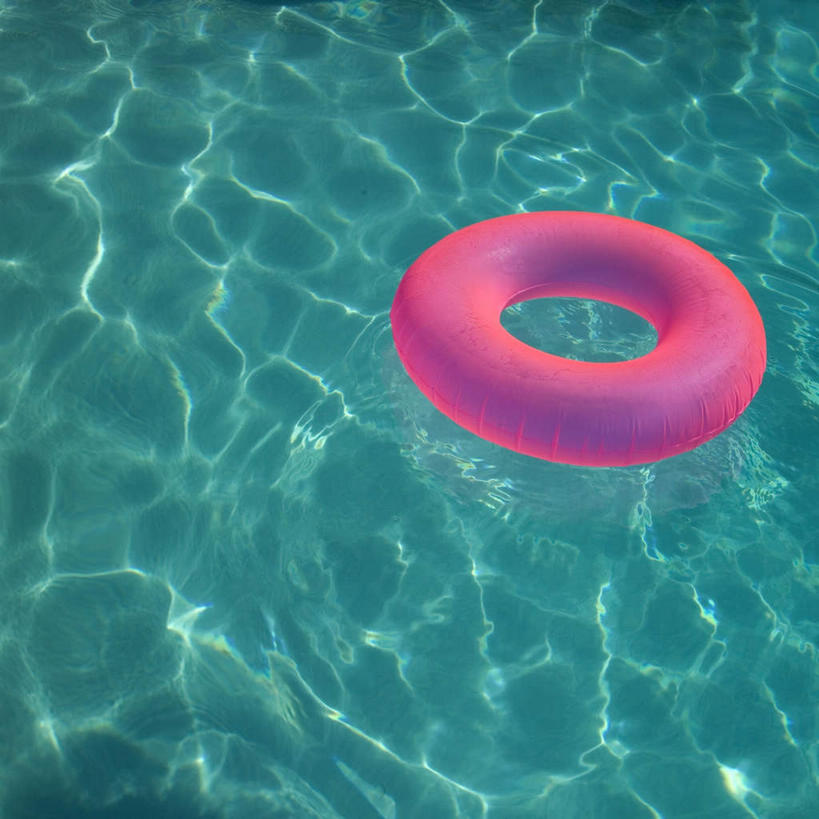 游泳,无人,体育馆,游泳池,方图,俯视,室外,白天,水,阴影,波纹,光线,救生圈,影子,塑料,水池,水面,涟漪,泳池,一个,粉色,水纹,阳光,塑料制品,游泳圈,波浪,充气,单个,游泳馆,救生,水晕,泅水,彩图,高角度拍摄