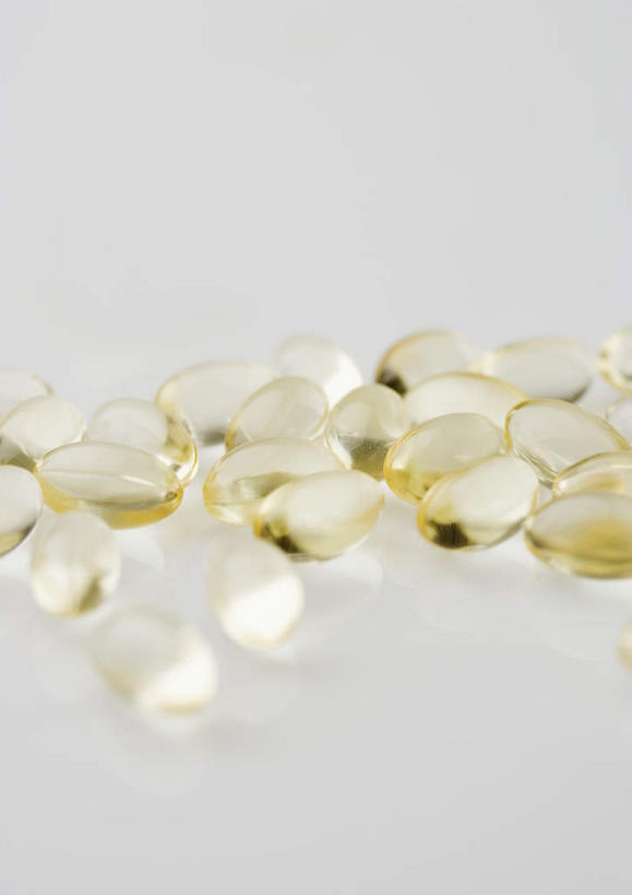 无人,竖图,俯视,室内,特写,白天,白色背景,安全,许多,阴影,反射,药剂,影子,防护,很多,药品,治疗,摄影,影棚,保护,药物,医疗,维生素,保险,预防,平安,彩图,高角度拍摄,影棚拍摄,拍摄