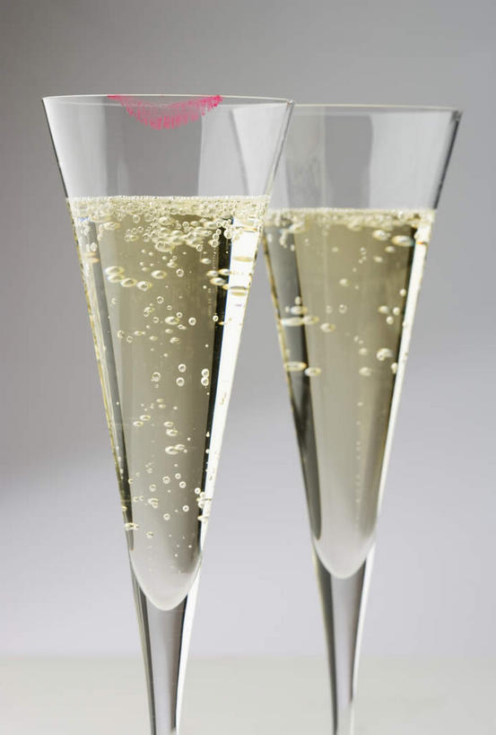 葡萄酒,无人,竖图,室内,特写,白天,正面,奢侈,快乐,杯子,灰色背景,高脚杯,两杯,浪漫,玻璃制品,酒,饮料,红色,泡泡,酒杯,香槟,诱惑,摄影,影棚,口红印,香槟杯,气泡酒,起泡酒,汽酒,玻璃杯,彩图,影棚拍摄,高兴,欢笑,拍摄,唇印