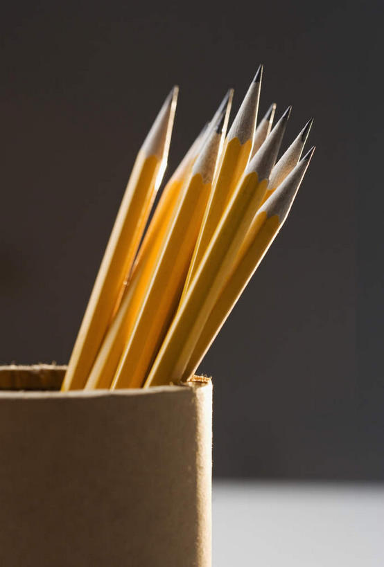 无人,竖图,室内,特写,白天,正面,静物,笔筒,许多,灰色背景,笔,办公用品,很多,文具,一个,黄色,铅笔,容器,学习用品,器皿,摄影,影棚,单个,储藏,文具用品,锋利,尖锐,储存,尖利,犀利,插笔器具,文房用具,彩图,影棚拍摄,拍摄,贮存