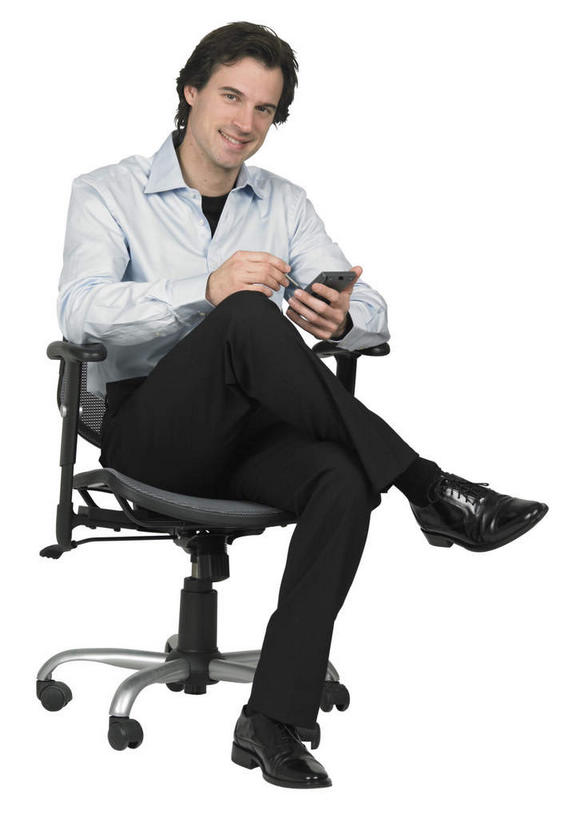 西方人,一个人,商务人士,商务男性,坐,笑,微笑,竖图,室内,白天,白色背景,正面,衬衫,商务,科技,椅子,欧洲,欧洲人,仅一个男性,仅一个人,仅一个中年男性,一把,握,套装,科学,二郎腿,拿,拿着,注视,会议椅,观察,记录,看,便捷,联络,握着,通信,摄影,影棚,观看,掌上电脑,办公椅,察看,科学技术,关注,液晶,商务装,工薪阶层,PDA掌上电脑,个人数字助理,轻巧,商务椅,培训椅,男人,男性,中年男性,白种人,白领,上班族,坐着,彩图,全身,影棚拍摄,衬衣,办公,拍摄