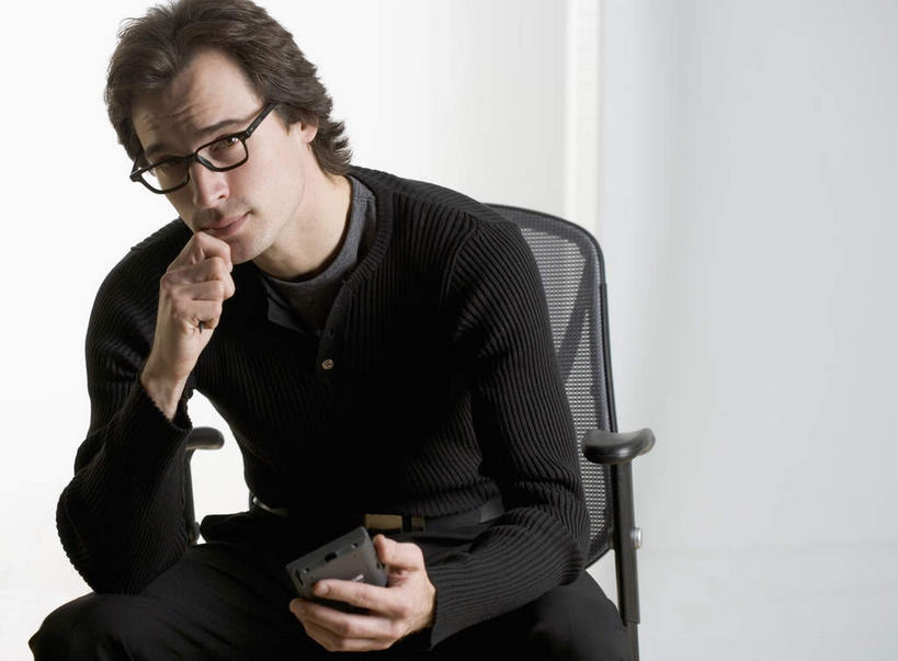 西方人,一个人,商务人士,商务男性,坐,横图,室内,白天,正面,衬衫,商务,科技,椅子,欧洲,欧洲人,仅一个男性,仅一个人,仅一个中年男性,一把,一副,撑,握,套装,科学,眼镜,拿,拿着,托腮,注视,会议椅,观察,记录,看,托,便捷,联络,握着,通信,观看,掌上电脑,办公椅,察看,科学技术,关注,托下巴,液晶,商务装,近视眼镜,工薪阶层,PDA掌上电脑,个人数字助理,轻巧,商务椅,培训椅,男人,男性,中年男性,白种人,白领,上班族,坐着,半身,彩图,衬衣,办公