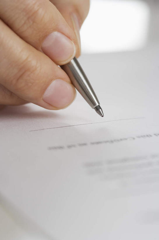 西方人,手,一个人,竖图,俯视,室内,特写,白天,欧洲,欧洲人,仅一个男性,仅一个人,仅一个中年男性,握,朦胧,模糊,英文,笔,标志,材料,档案,文件,文字,纸,字符,字母,办公用品,拿,拿着,标识,水笔,文具,手稿,学习用品,资料,手部,握着,合同,英文字母,单手,文具用品,证明,一支,变更,书写,文档,协议,设立,终止,男人,男性,中年男性,白种人,半身,彩图,高角度拍摄