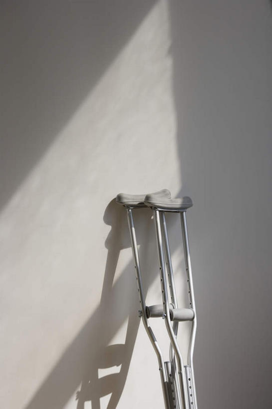 无人,竖图,室内,特写,白天,白色背景,正面,静物,两根,阴影,反射,工具,影子,靠,靠着,倚靠,器械,摄影,影棚,拐杖,倚着,医疗器械,辅助设备,前臂拐,彩图,影棚拍摄,拍摄