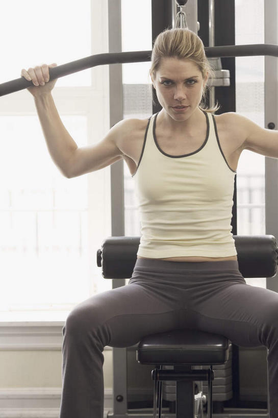 西方人,一个人,健身房,坐,竖图,室内,白天,正面,锻炼,运动,欧洲,欧洲人,仅一个年轻女性,仅一个女性,仅一个人,握,服装,背心,拿,拿着,注视,运动器械,衣服,观察,看,健身器械,握着,服饰,观看,察看,衣着,穿着,关注,健身器材,衣饰,体育,年轻女性,女人,女性,白种人,坐着,半身,彩图,健身,健身馆,扩胸训练器,胸肌训练器,运动器材